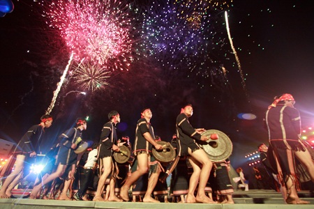 Cả nước háo hức chờ đón phút giao thừa