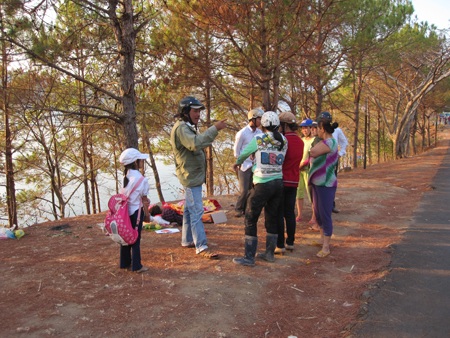 Một số người dân hiếu kì tới xem