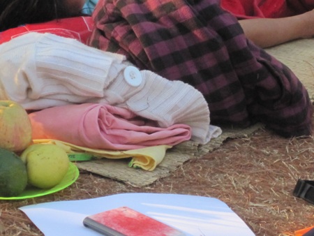 Trên người cô gái không có bất kì giấy tờ thông tin gì, mà chỉ mang theo một số quần áo này