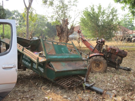 Còn chiếc công nông bị gãy đôi