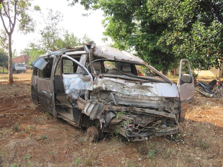 Chiếc ô tô bị bẹp gí đầu