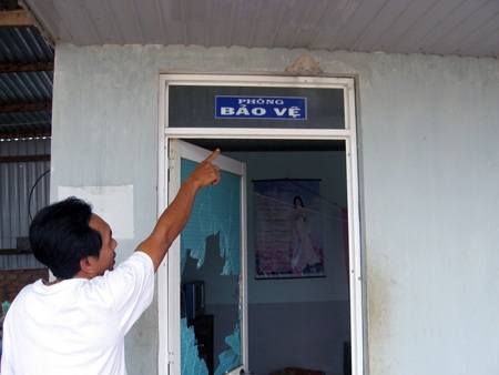 Cánh cửa phòng bảo vệ bị công an đập vỡ và một phần tường bị đạn bắn vào