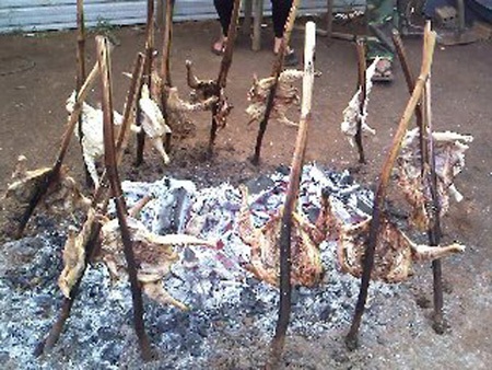 Những chú gà leo cây được nướng theo kiểu của người dân Tây Nguyên
