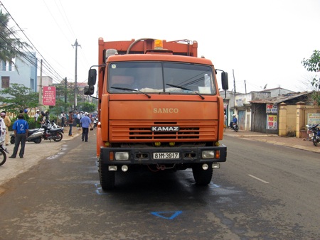 Chiếc xe tải và nơi phát hiện cụ bà bị xe tải cán