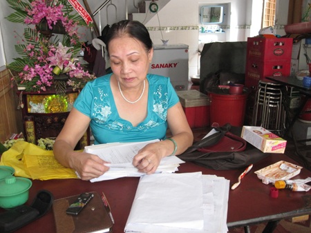 Bà Hiền bắt đầu kể lại sự việc cho PV