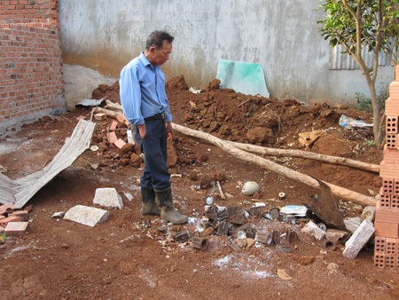 Ông Lai chỉ nơi phát hiện khối lượng lớn vũ khí còn sót lại thời chiến tranh