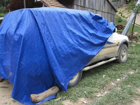 Ô tô để rải rác trong làng