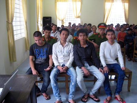 Nhóm Phi tại phiên tòa