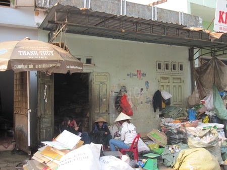 Bà Hiền bắt đầu kể lại sự việc cho PV