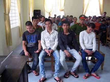 Nhóm sát thủ vầng trăng khuyết tại tòa