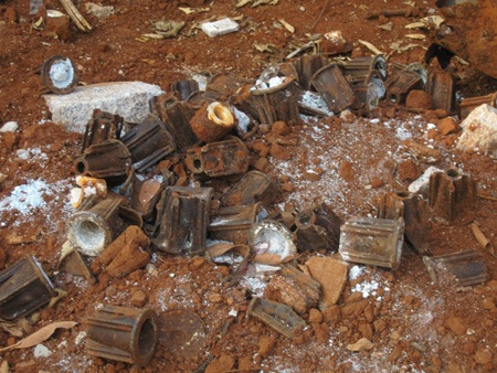 Một số vỏ bom, mìn bằng nhựa còn sót lại sau khi đã được cơ quan chức năng xử lý