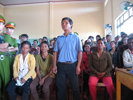 Mâu thuẫn bắt đầu từ con mắt trái ông É (áo xanh đứng)