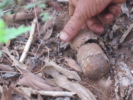 Vỏ một loại đạn cối trên khu đất con trai ông Lai