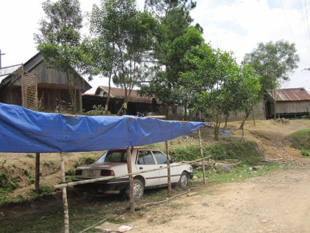 Xe Toyota được ông A Sơn lái đi lên rẫy, cái còn lại đang được che nắng ở chuồng trâu