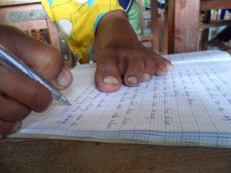 ...và viết chữ khá đẹp.