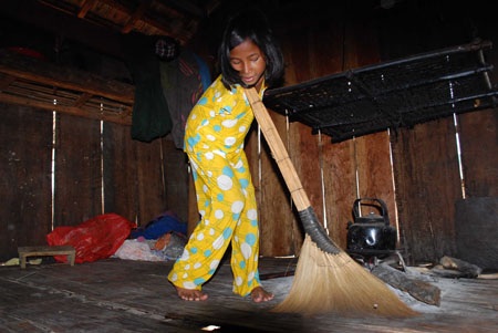 Honh dùng cổ quét nhà...