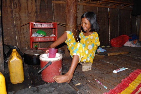 Múc nước mời khách.