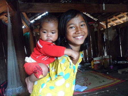 ... và dùng vai cõng em.