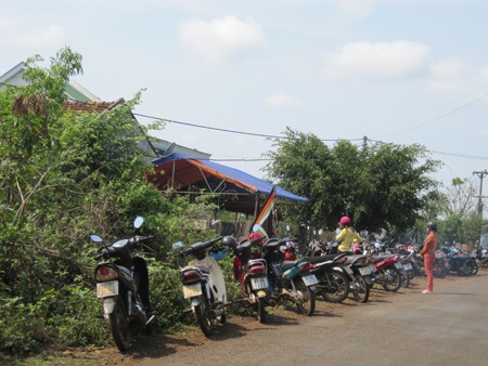 Gia đình anh Hoàn đang tổ chức mai táng cho con trai