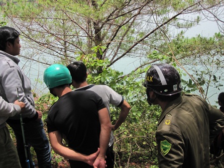 Người dân kéo đến theo dõi quá trình tìm xác anh L.