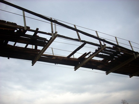 Chiếc cầu bị hư hại hoàn toàn do ông Nguyên làm Trưởng ban