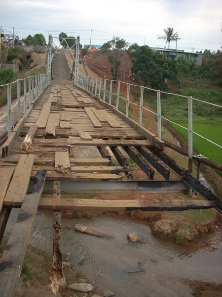 Có cầu cũng như không