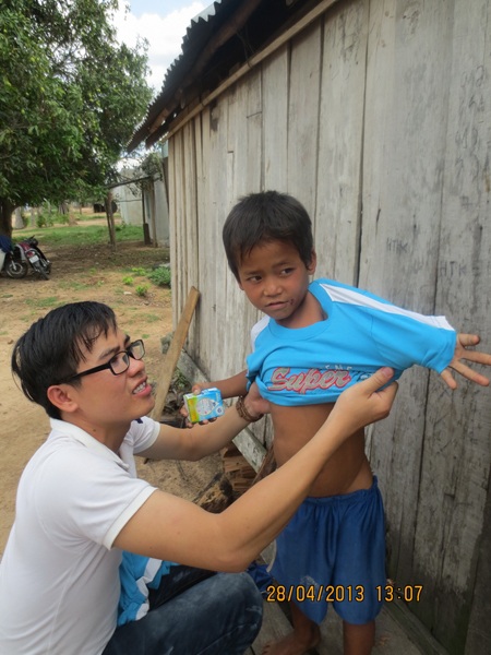 Anh em Thê vui mừng được mặc quần áo mới