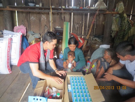 Nhóm Phong tặng quà cho bà cháu Thê