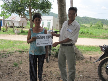 Ông Đinh Tiến- Chủ tịch Mặt trận xã An Trung thay mặt bạn đọc tặng quà cho bà Phenh