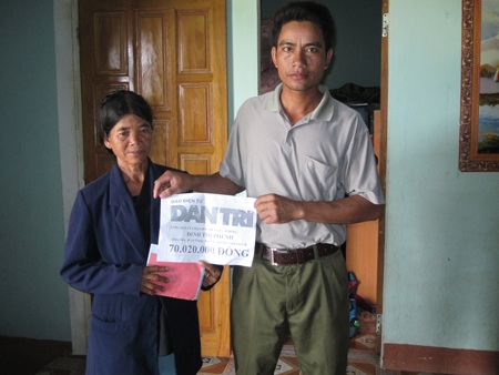 Trao hơn 70 triệu đồng đến 3 anh em mồ côi cha mẹ