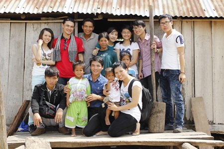 Sau khi đọc báo Dân trí nhóm Phong đã lên kế hoạch quyên ghóp, giúp đỡ gia đình em Thê