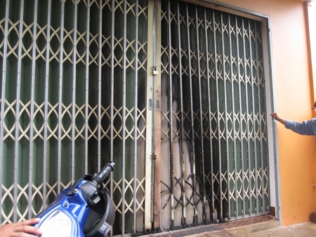 Chiếc cửa gia đình anh Nguyên bị đốt cháy một phần