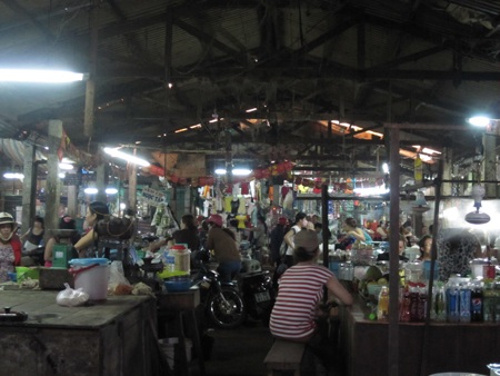 Cô Đông đứng ở lô của mình gần rẫy cà phê và tỏ ra lo sợ về an ninh ở chợ mới