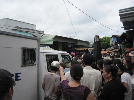 Không bán được hàng, tiểu thương vây quanh ban quản lý chợ để được đối thoại