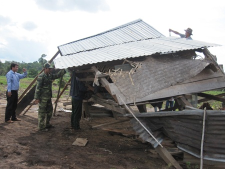 Đại diện chủ đầu tư và chính quyền xã, đồn biên phòng 721 tiến hành dựng nhà cho người dân