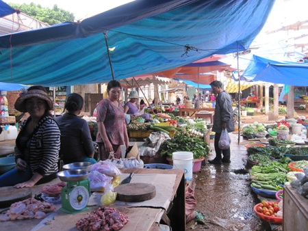 Dù bị mất mái che, nhưng nhiều tiểu thương vẫn vui mừng quay về chợ Chư Sê dăng bạt bán như cũ