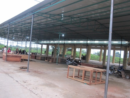 Các cổng chợ đều dày đặc người của chính quyền đứng ngăn cản tiểu thương vào chợ từ 2h sáng