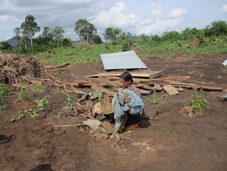 Bà Rah Mah Brel tìm kiếm những thứ đồ còn sót lại của nhà mình bị dòng lũ cuốn trôi