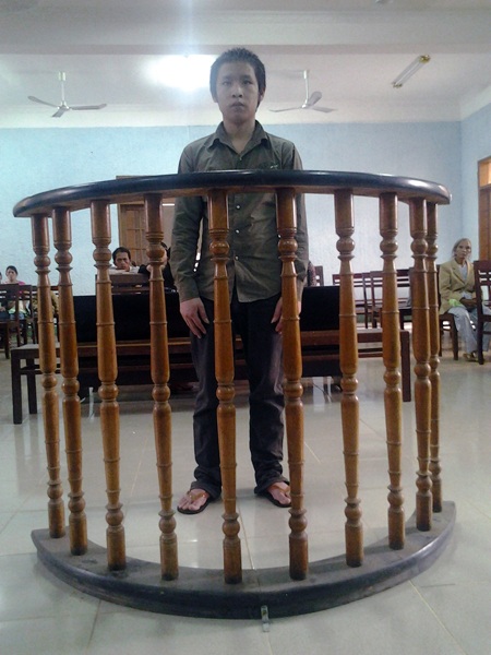 Tán tỉnh bé 12 tuổi rồi lừa hiếp dâm - 1 Bị cáo Luân trước vành móng ngựa