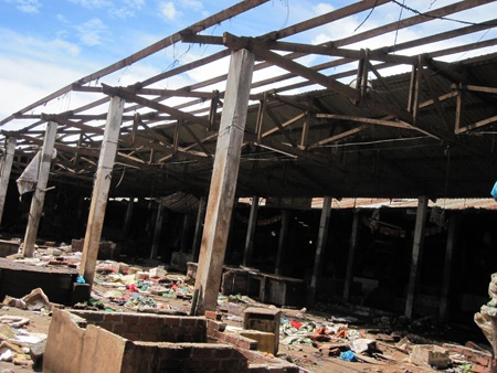 Không bán được hàng, tiểu thương vây quanh ban quản lý chợ để được đối thoại