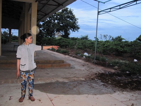 Cô Đông đứng ở lô của mình gần rẫy cà phê và tỏ ra lo sợ về an ninh ở chợ mới