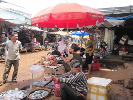 Chợ mới ế ẩm, nhiều tiểu thương kéo về chợ cũ che dù để bán