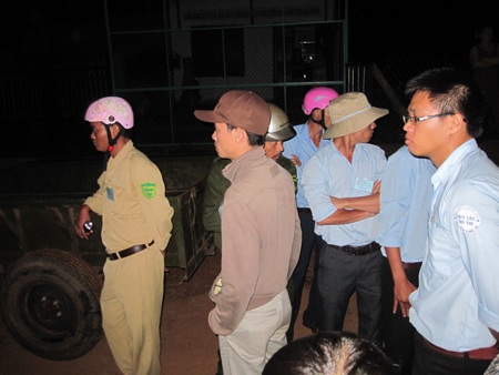 Các cổng chợ đều dày đặc người của chính quyền đứng ngăn cản tiểu thương vào chợ từ 2h sáng