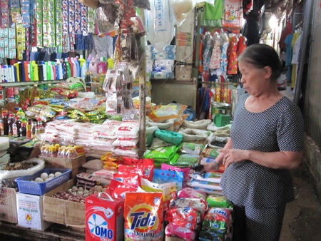 Cô Tằm cho biết, từ khi chính quyền huyện giãn chợ, cô không bán được bất kì món hàng nào