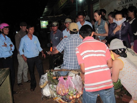 Lo quá tải chợ, chính quyền chặn tiểu thương vào buôn bán