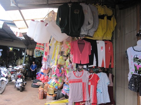 Cô Đông đứng ở lô của mình gần rẫy cà phê và tỏ ra lo sợ về an ninh ở chợ mới