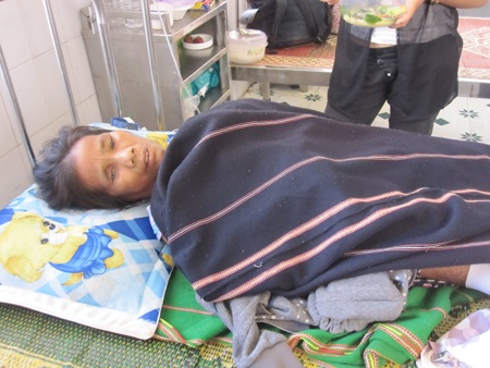 Bà Jũng đang bị lạnh phải đắp mền và chân rất đau