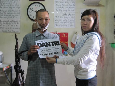 Chị Hòa cán bộ phường thay mặt bạn đọc tặng quà cho anh Hiệp