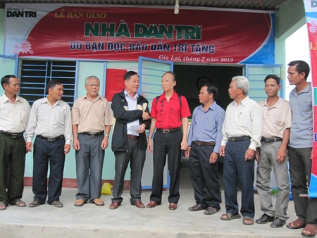 Sau khi được bạn đọc báo Dân trí giúp đỡ tặng gạo, quần áo, tiền...