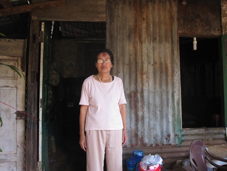 Hơn 20 năm nay bà Lý sống trong căn nhà tồi tàn, tạm bợ để đi tìm công lý